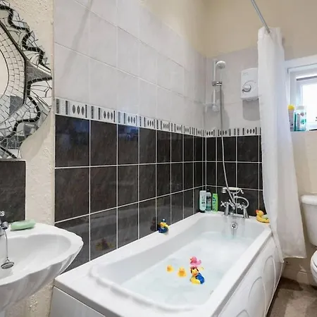 Digs Self Contained House * Bradford (West Yorkshire)